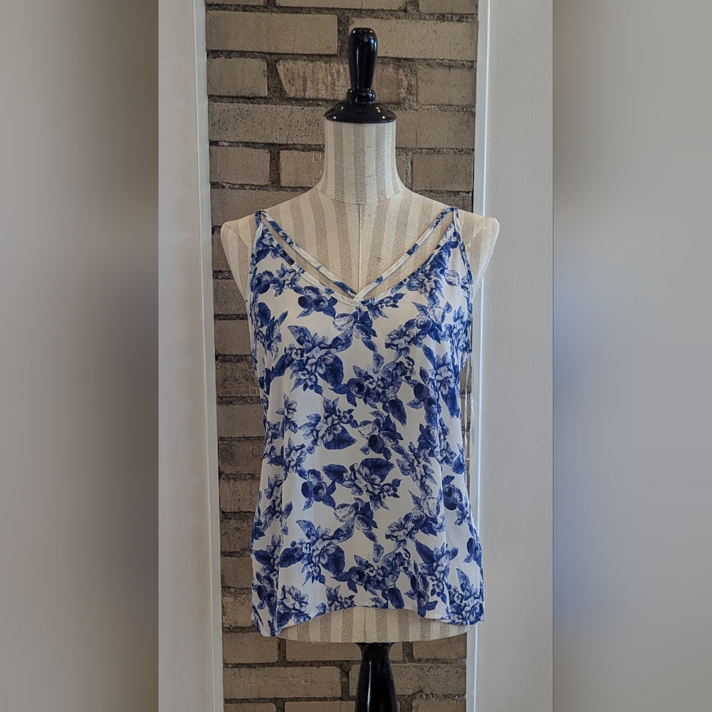 PAPER CRANE Women's Blue and White Floral Print Tank Top